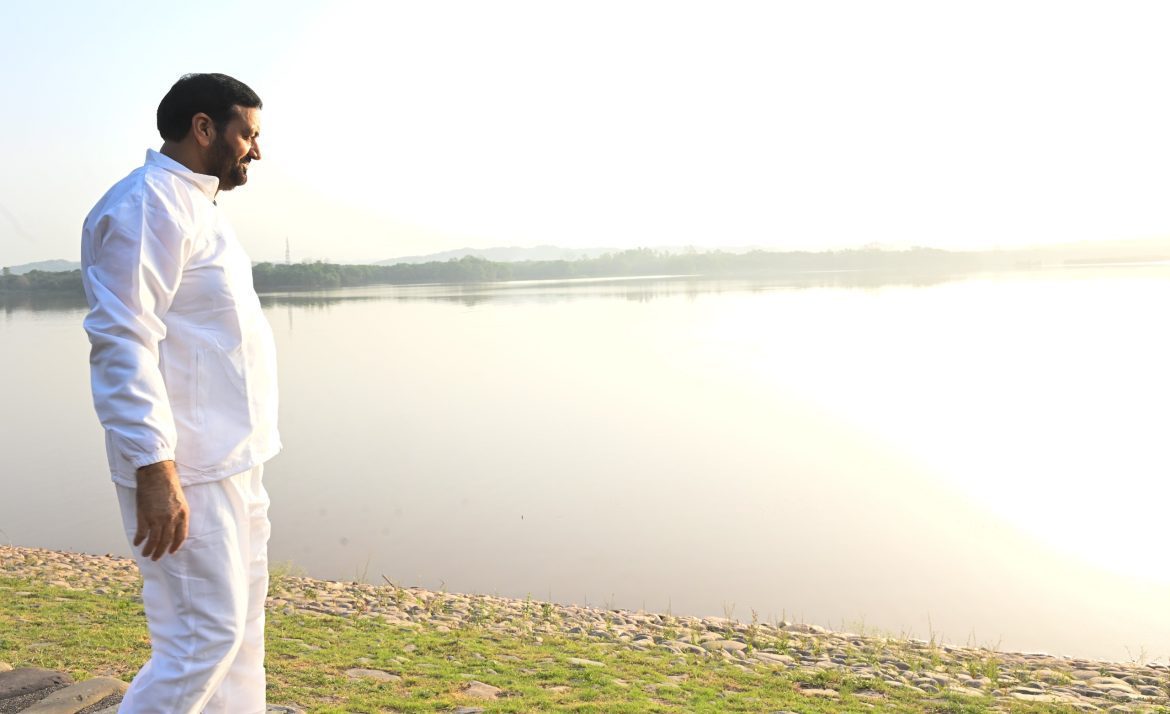 स्वच्छता के प्रति समर्पण: सुखना लेक पर सीएम नायब सिंह सैनी ने 'स्वच्छाग्रही' से की मुलाकात, जताया आभार