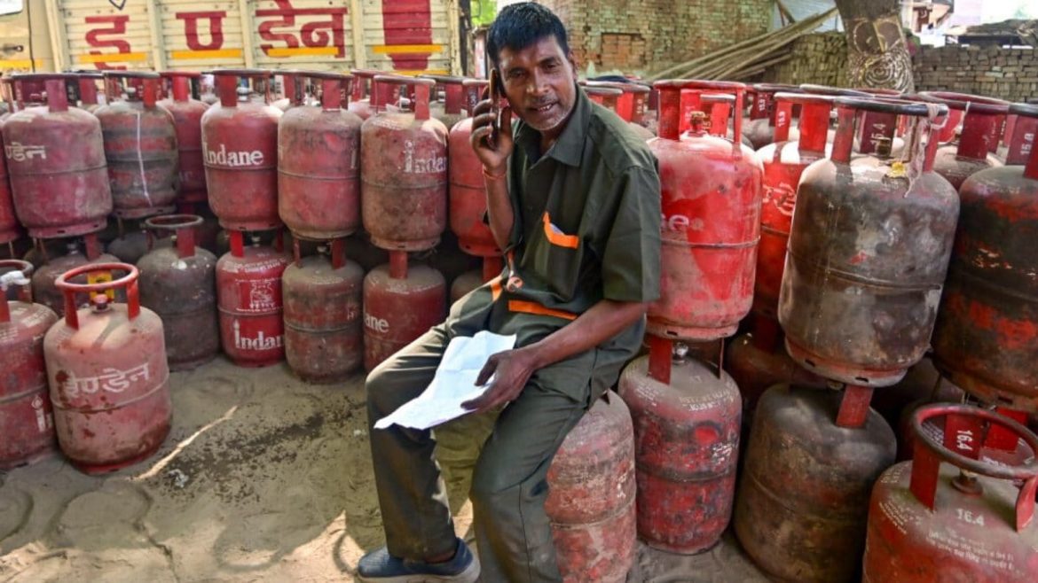 कमर्शियल गैस सिलेंडर ₹993 महंगा, दिल्ली में कीमत ₹3071 के पार; घरेलू सिलेंडर और पेट्रोल-डीजल के दाम स्थिर