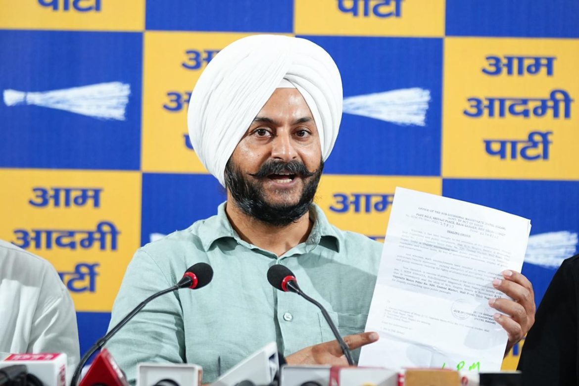 दिल्ली प्राइवेट स्कूल ड्रेस-किताब विवाद: मुख्यमंत्री के दावों पर विपक्ष का हमला, कार्रवाई पर उठाए सवाल।