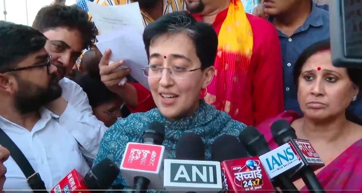 आतिशी का भाजपा पर बड़ा हमला: "गरीबों के घर उजाड़कर क्या बड़े बिल्डरों को फायदा पहुँचा रही है भाजपा?