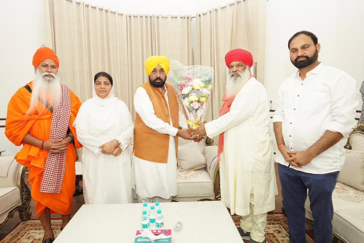 मुख्यमंत्री भगवंत सिंह मान : जालंधर में संत समाज ने किया सीएम भगवंत मान का सम्मान; शांति और भाईचारे पर हुई चर्चा