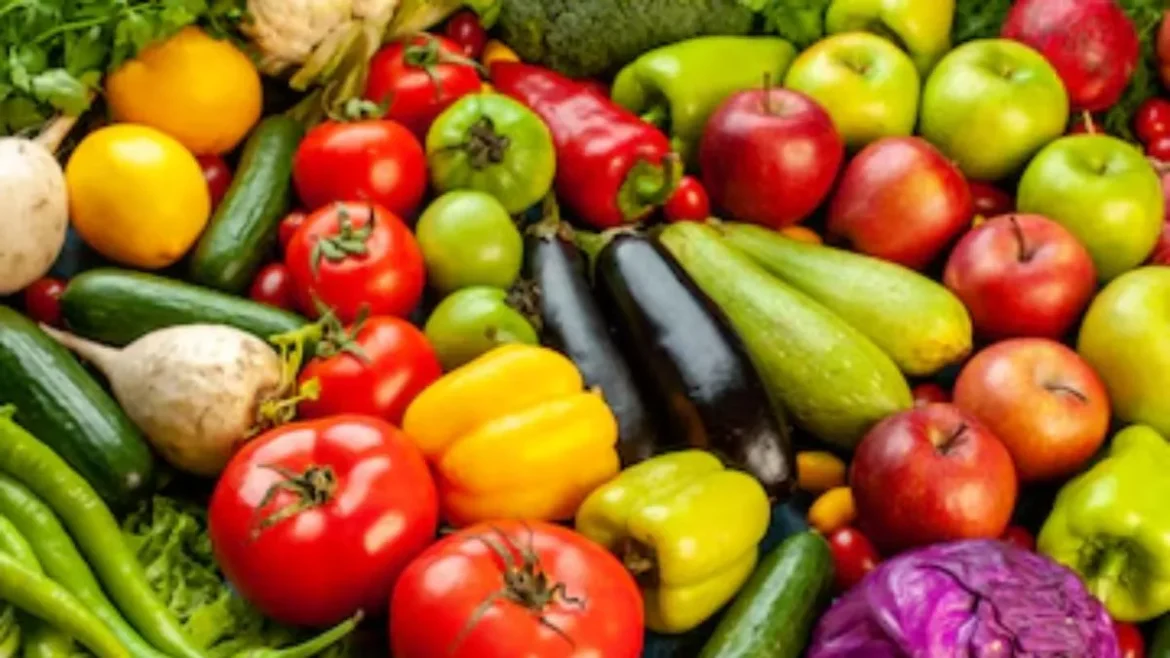 Off-Season Vegetables Risk: बेमौसम सब्जियां और फल खाने के शौकीन हो जाएं सावधान! शरीर में हो सकती है पोषक तत्वों की भारी कमी