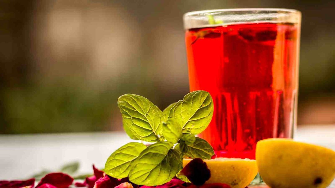 Gulaab Ka Sharbat Recipe: गर्मियों में अमृत है गुलाब का शरबत; जानें इसके फायदे और घर पर बनाने का आसान तरीका
