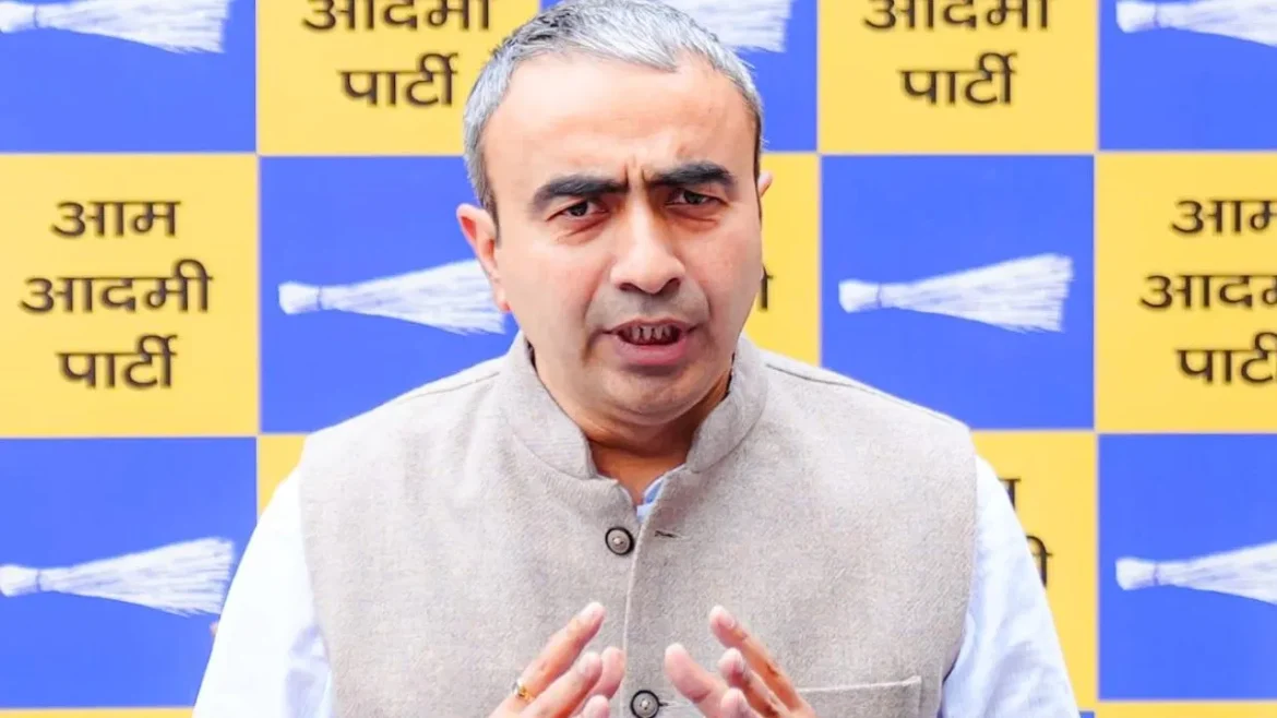 हरियाणा सीएम नायब सिंह सैनी विवाद: महिला पत्रकार का हाथ पकड़ने पर मचा हंगामा, विपक्ष ने उठाए सुरक्षा पर सवाल