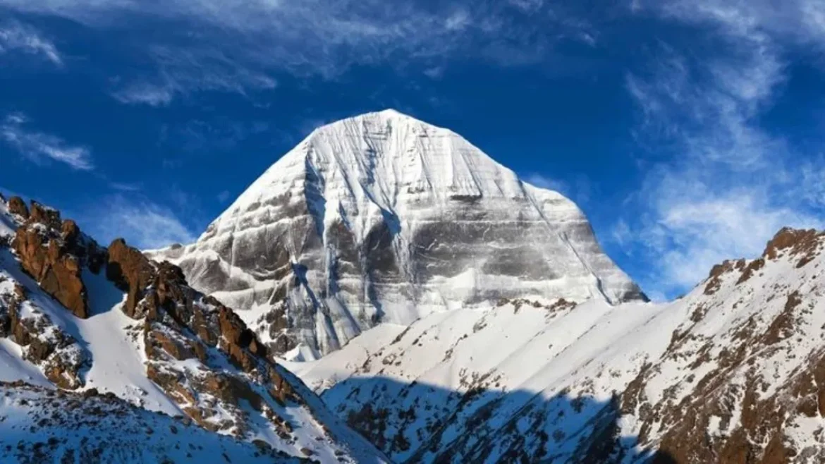 कैलाश पर्वत का रहस्य: आखिर क्यों एवरेस्ट फतह करने वाला इंसान भी कैलाश के सामने हार मान लेता है? जानें अनसुलझे वैज्ञानिक तथ्य