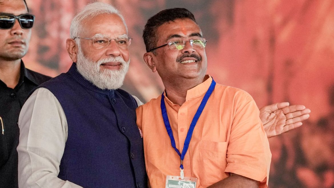 शुभेंदु अधिकारी ने ली पश्चिम बंगाल के पहले भाजपा मुख्यमंत्री के रूप में शपथ; कोलकाता के ब्रिगेड परेड ग्राउंड में भव्य समारोह