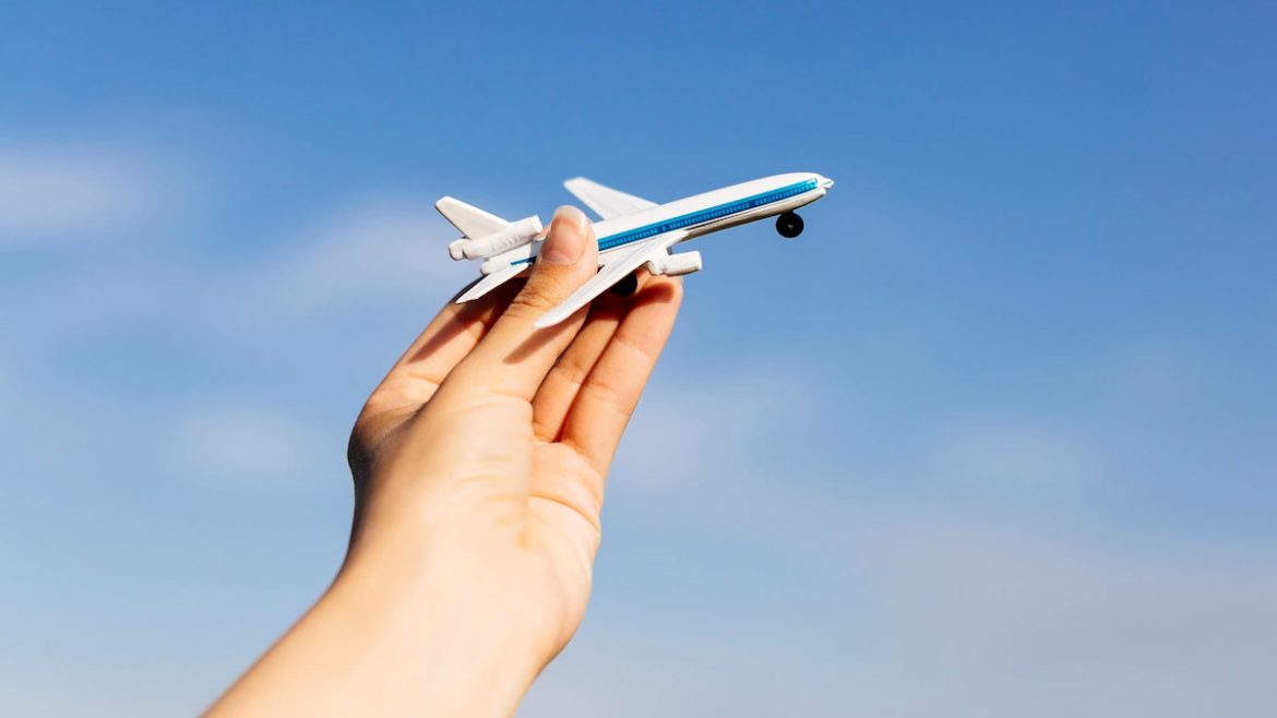 First Time Flight Tips: पहली बार हवाई यात्रा करने जा रहे हैं? एयरपोर्ट के नियमों से लेकर सामान की पैकिंग तक, यहाँ जानें सब कुछ