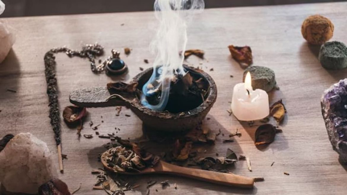 गुग्गल धूप के फायदे: घर से वास्तु दोष दूर करने और नकारात्मकता मिटाने का अचूक उपाय