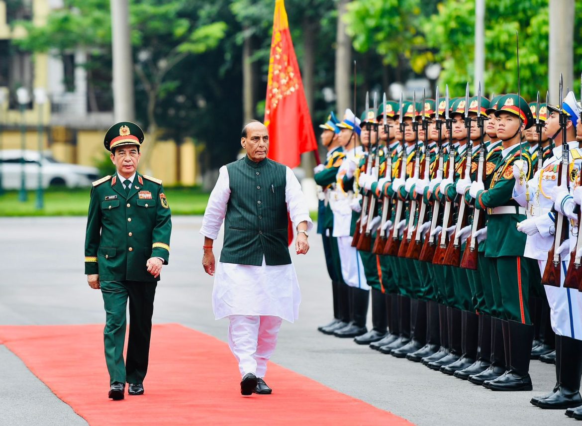 रक्षा मंत्री राजनाथ सिंह का वियतनाम दौरा: हो ची मिन्ह को दी श्रद्धांजलि, ब्रह्मोस मिसाइल सौदे और रक्षा सहयोग पर होगी महावार्ता