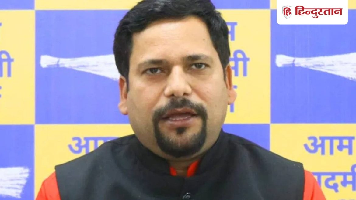 दिल्ली में पानी का हाहाकार: विधायक संजीव झा ने भाजपा पर साधा निशाना, कहा- 'जनता को बूंद-बूंद के लिए तरसा रही बीजेपी'