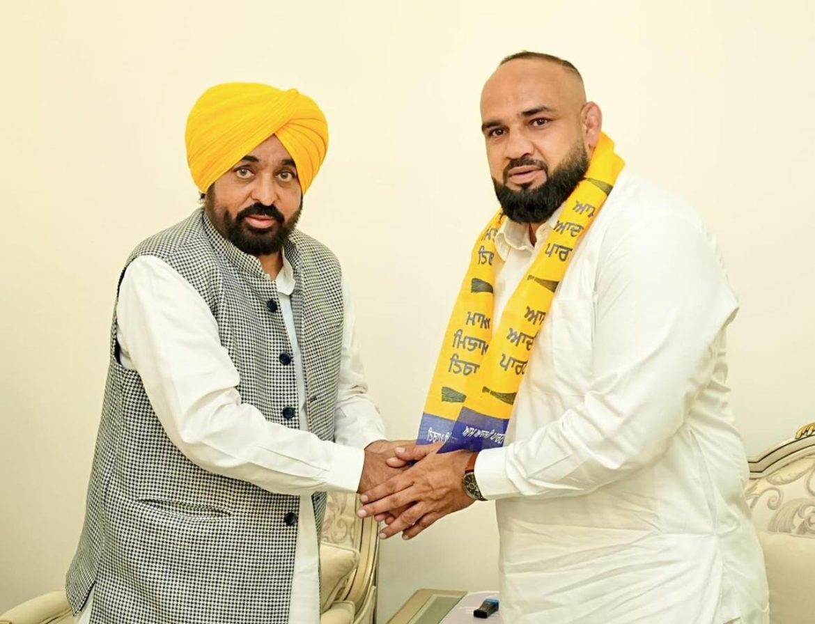 विश्व प्रसिद्ध कबड्डी खिलाड़ी संदीप लुधड़ अपने साथियों के साथ आप में शामिल