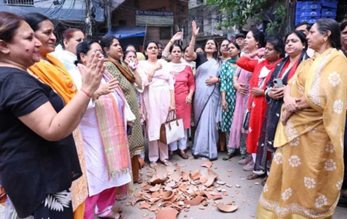 दिल्ली में गहराया जल संकट: छतरपुर में 'आम आदमी पार्टी' का 'मटका फोड़' प्रदर्शन, भाजपा सरकार पर लगाए गंभीर आरोप