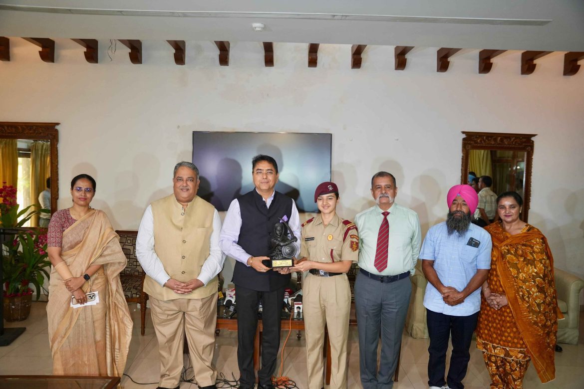 पंजाब की बेटियों का देश में नाम: अमन अरोड़ा ने मेधावी कैडेट्स महकप्रीत और कोमलप्रीत को किया सम्मानित