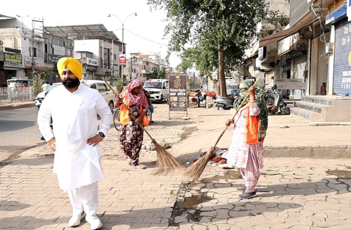 राजपुरा में 'मिशन क्लीन पंजाब' का आगाज: कैबिनेट मंत्री हरजोत सिंह बैंस ने खुद संभाला मोर्चा, सफाई सेवकों का बढ़ाया हौसला
