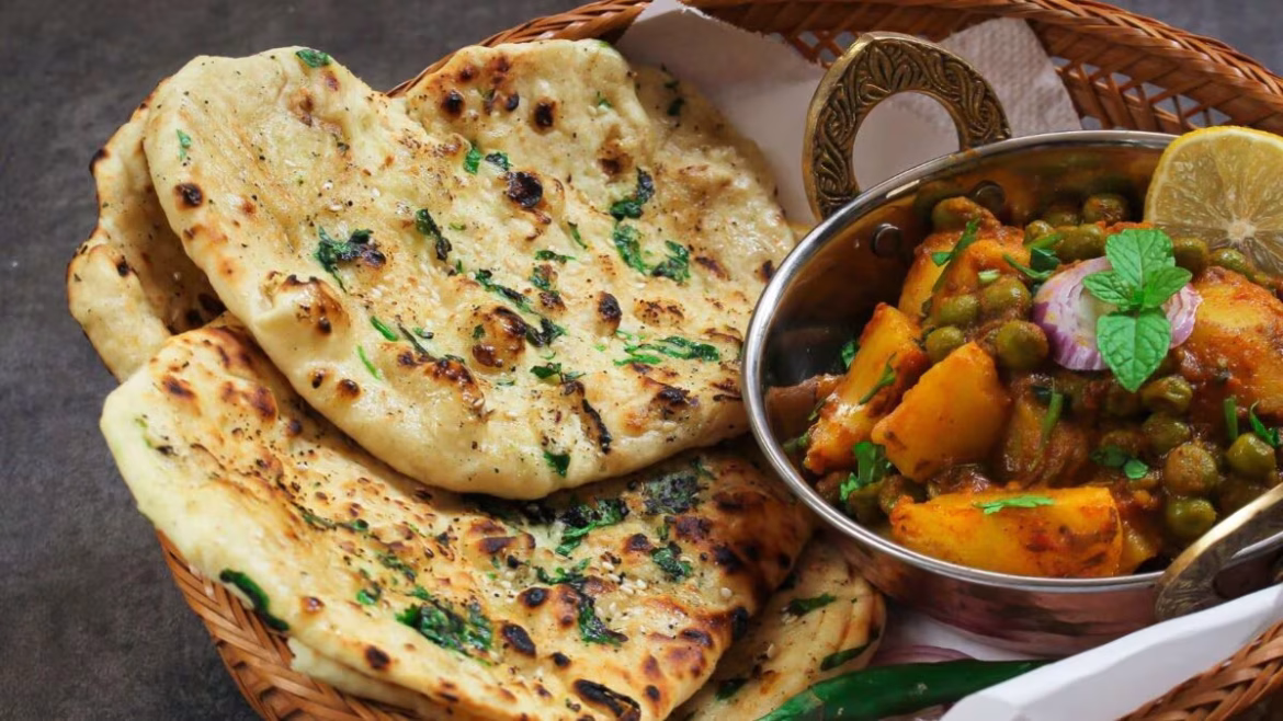 तवे पर बनाएं रेस्टोरेंट जैसे नरम कुल्चे: बिना तंदूर के तैयार करें यह आसान रेसिपी