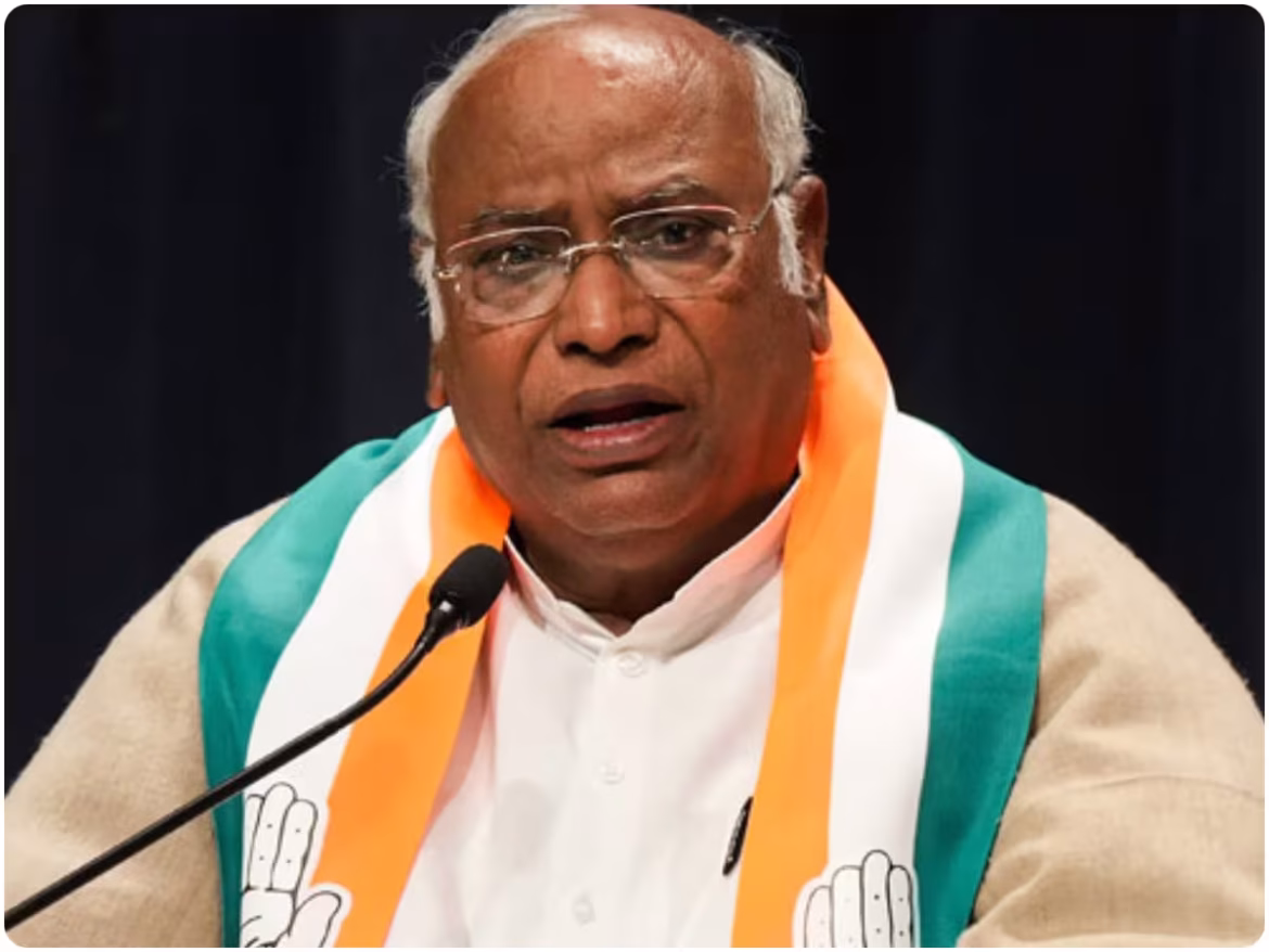 अनुशासन पर सख्त मल्लिकार्जुन खरगे: 'डीके-डीके' के नारों से नाराज कांग्रेस अध्यक्ष ने कार्यकर्ताओं को दी कड़ी चेतावनी