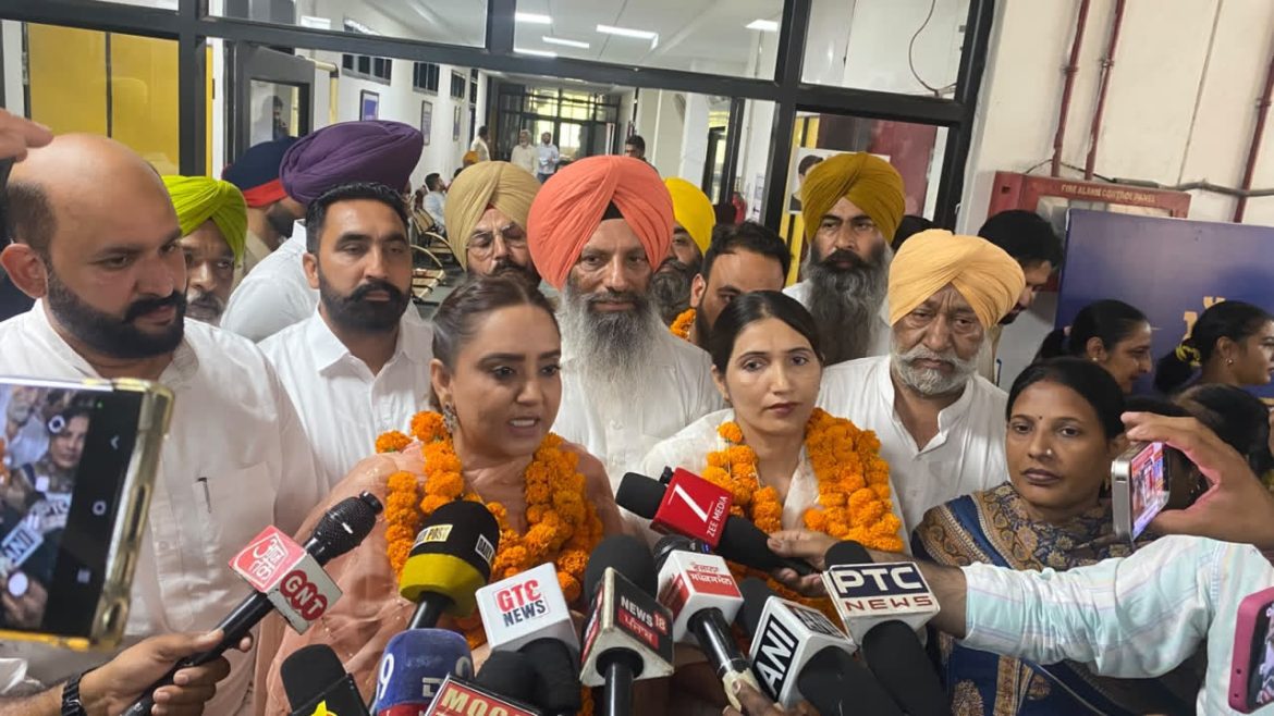 मोगा नगर निगम में 'आप' का परचम: विनेपाल कौर बनीं नई मेयर, सीएम मान की नीतियों पर जनता ने लगाई मुहर