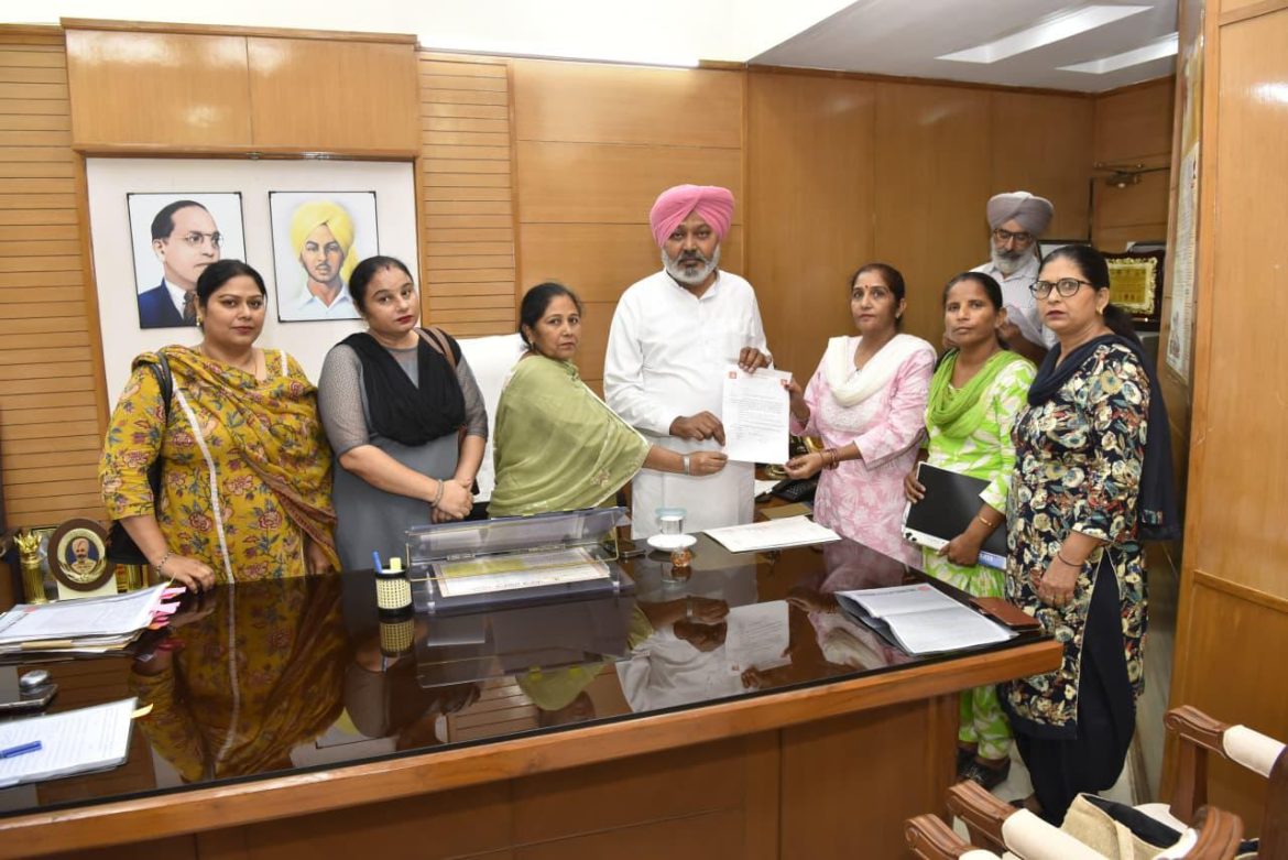 वित्त मंत्री हरपाल सिंह चीमा ने कर्मचारियों के लंबित मुद्दों के ठोस समाधान के लिए विभिन्न विभागों की कर्मचारी यूनियनों के साथ की बैठकें