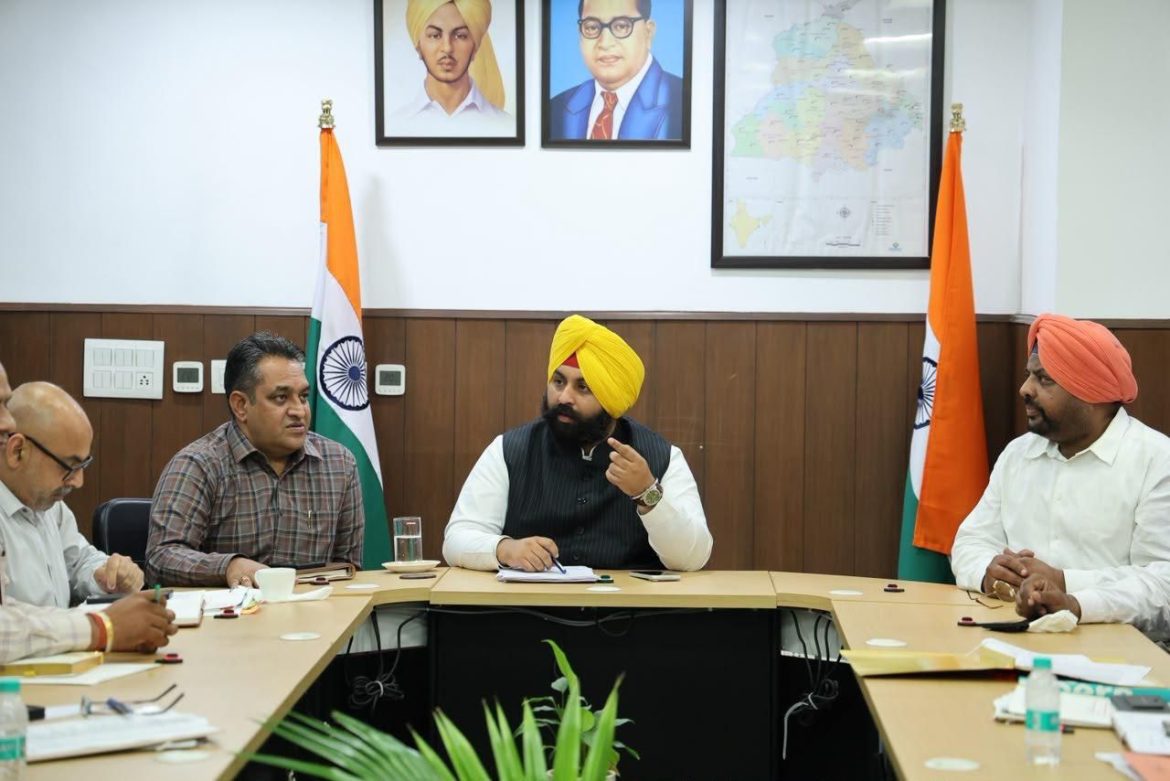 स्थानीय निकाय मंत्री हरजोत सिंह बैंस द्वारा ट्राइसिटी से सटे कस्बों में शहरी बुनियादी ढांचे संबंधी विभिन्न परियोजनाओं की घोषणा; विकास कार्यों की साप्ताहिक समीक्षा के निर्देश