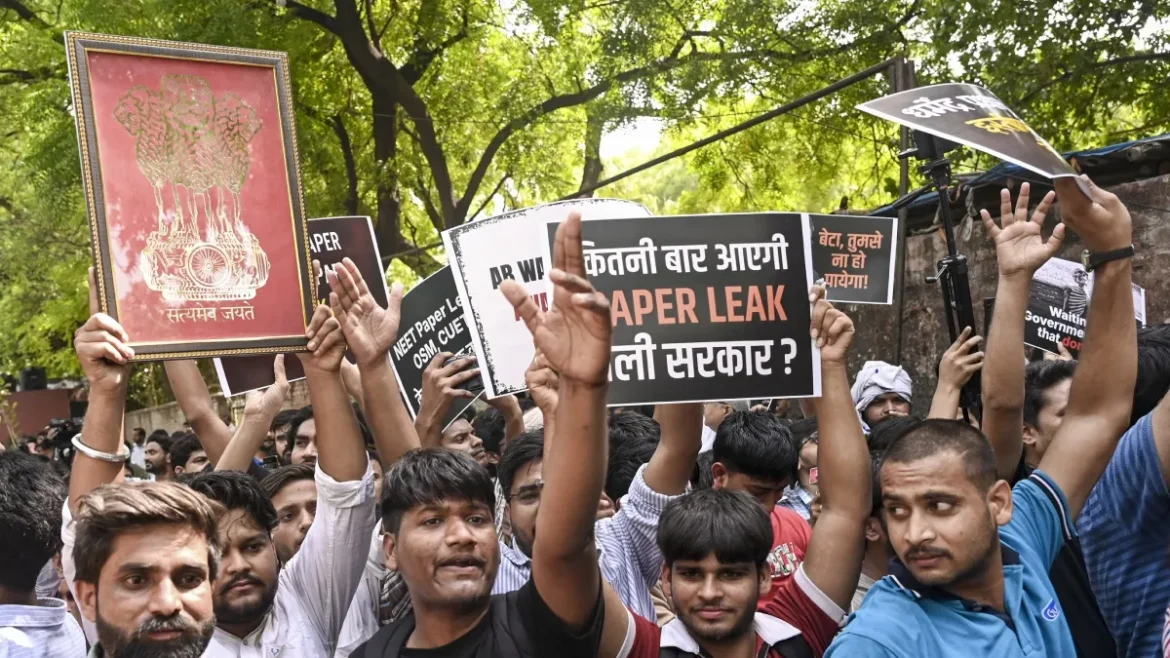 दिल्ली: जंतर-मंतर पर 'कॉकरोच जनता पार्टी' का प्रदर्शन, सोनम वांगचुक भी शामिल; पेपर लीक के खिलाफ भारी विरोध
