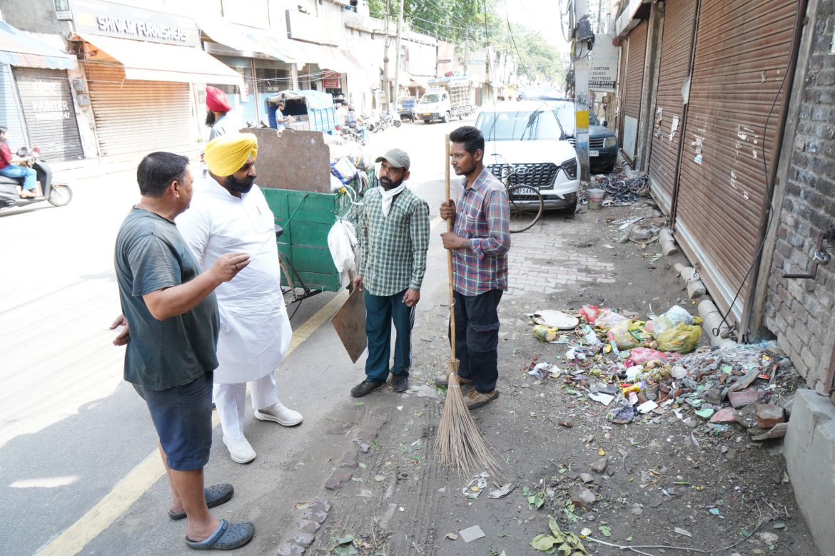 लुधियाना में जमीनी हकीकत परखने निकले हरजोट बैंस, सफाई कर्मचारियों से मिले और अधिकारियों को दिए सुधार के निर्देश