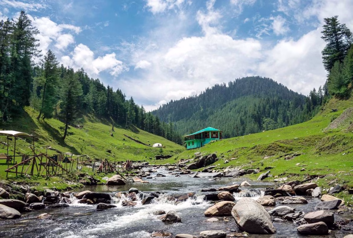 भद्रवाह घाटी: गर्मी से राहत पाने के लिए पर्यटकों की पहली पसंद, सुरक्षा के कड़े इंतजाम