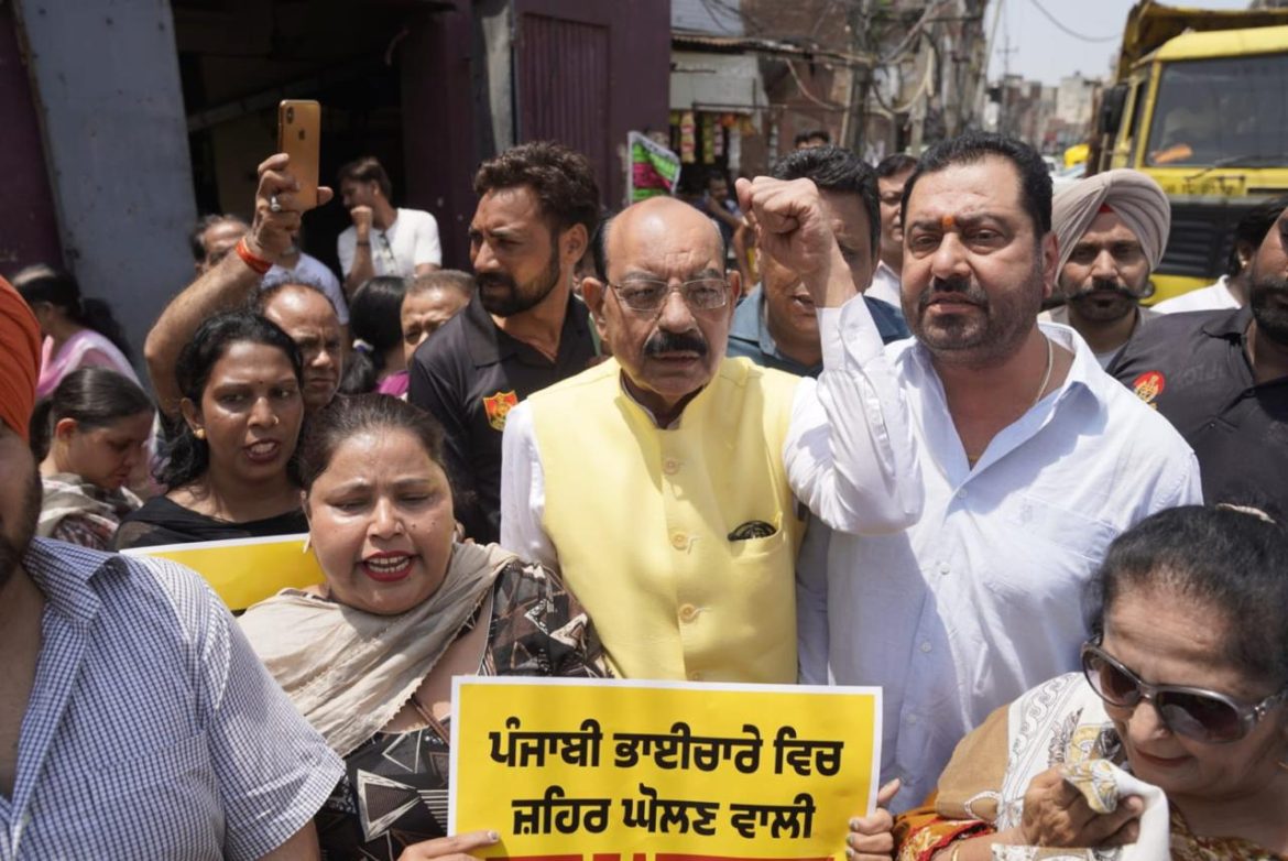 पंजाब में 'आप' का शक्ति प्रदर्शन: मुख्यमंत्री मान को बदनाम करने की साजिश के खिलाफ कैबिनेट मंत्री मोहिंदर भगत के नेतृत्व में जोरदार विरोध