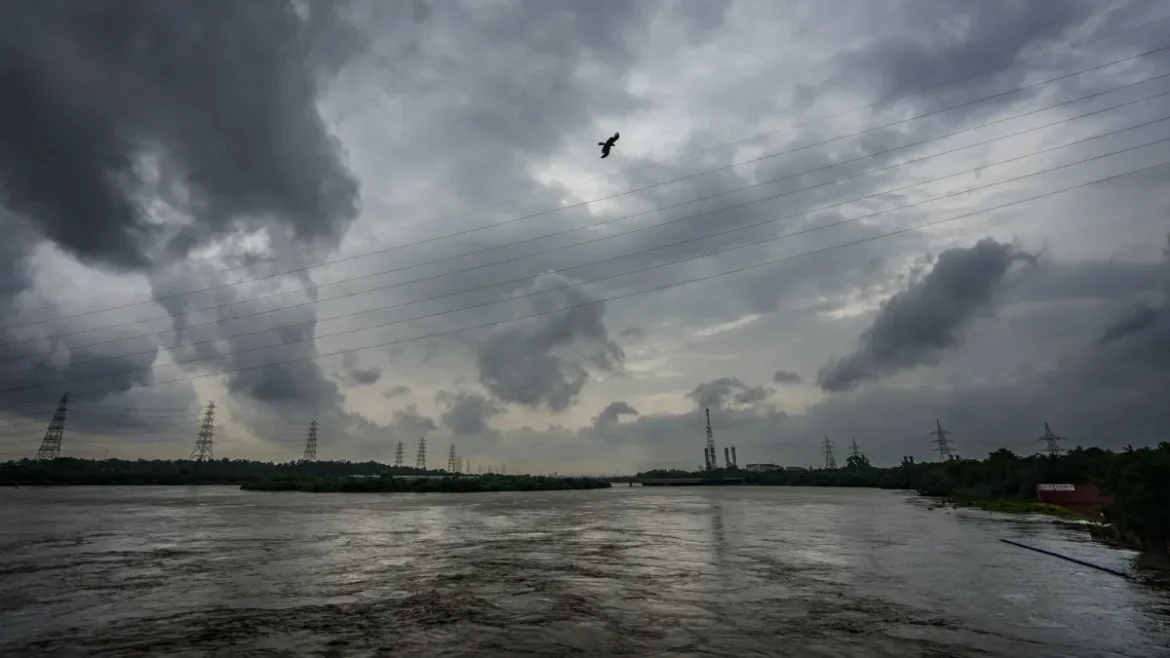 मौसम अपडेट: 13 जून तक भारी बारिश और लू का अलर्ट, जानें आपके राज्य का हाल