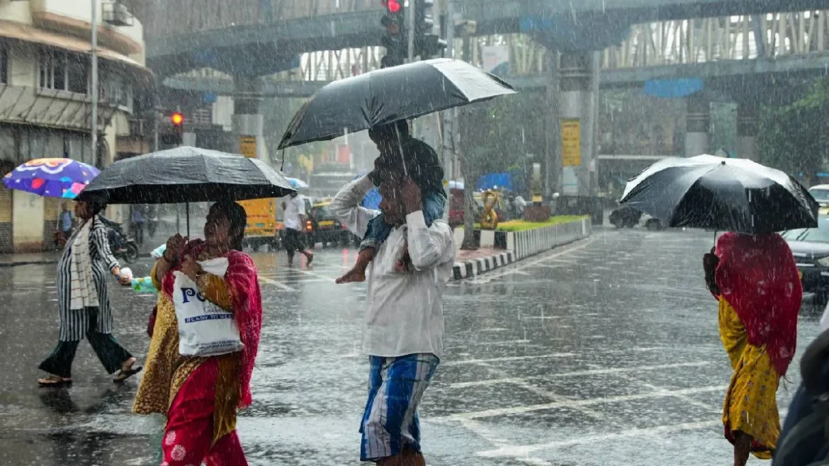 मानसून अपडेट: मुंबई में भारी बारिश का अलर्ट, दिल्ली में अभी और करना होगा इंतज़ार