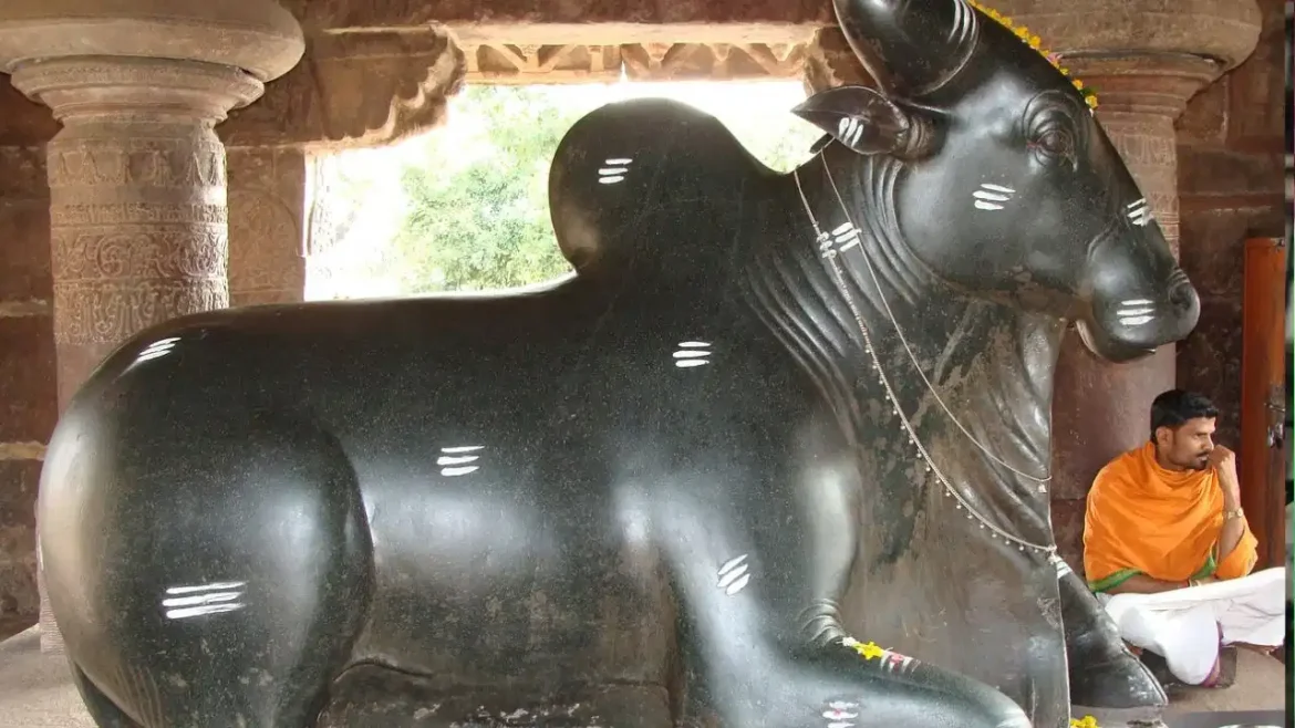 शिव मंदिर में नंदी महाराज का रहस्य: क्यों एक पैर आगे और दूसरा मुड़ा हुआ रहता है?