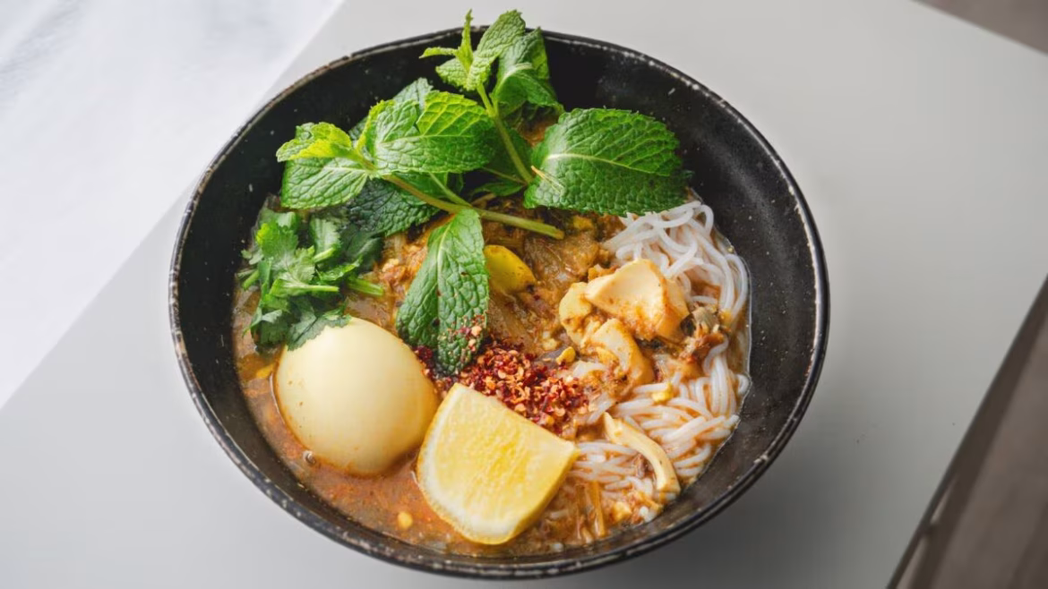 लक्सा (Laksa) क्या है? मानसून के लिए इस लोकप्रिय नूडल सूप की पूरी जानकारी