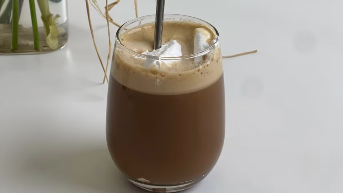 प्रोफी (Proffee) क्या है? फिटनेस लवर्स के बीच क्यों मशहूर हो रही है प्रोटीन कॉफी, जानें इसके फायदे और बनाने का तरीका