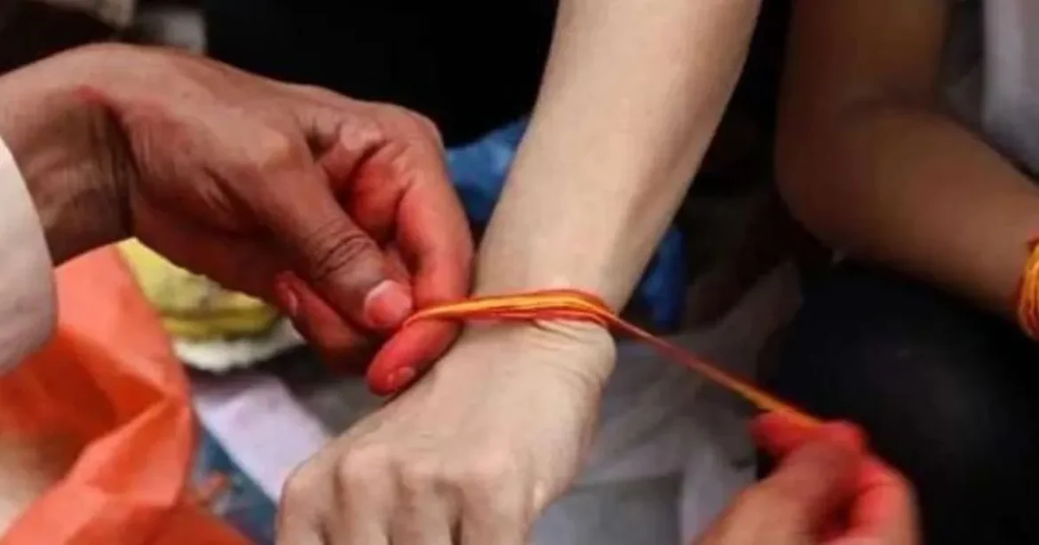 कलावा कितने दिनों तक पहनना चाहिए? जानिए रक्षा सूत्र बांधने के सही नियम और इसका महत्व