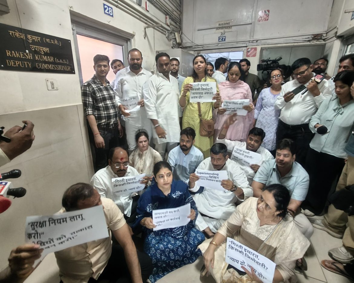 साकेत बिल्डिंग हादसा: AAP पार्षदों का साउथ ज़ोन डीसी ऑफिस पर प्रदर्शन, अवैध निर्माण और भ्रष्टाचार पर बरसे