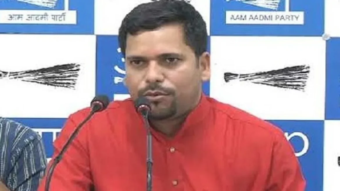 जगतपुर विस्तार में बुलडोजर कार्रवाई: 'O-Zone' के नाम पर बेघर हुए लोग, AAP विधायक संजीव झा ने जताया कड़ा विरोध