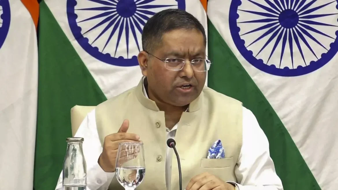 कराची आतंकी हमला: भारत ने पाकिस्तान को दिया मुंहतोड़ जवाब, कहा- 'अपने गिरेबान में झांके पड़ोसी मुल्क'