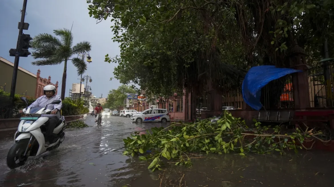उत्तर भारत में मानसून की दस्तक: दिल्ली-एनसीआर में भारी बारिश और तेज हवाओं को लेकर रेड अलर्ट