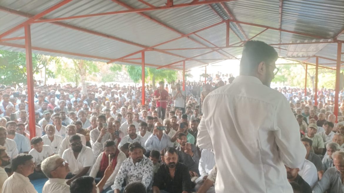 सुरेंद्रनगर: किसान आंदोलन के बीच कोंढ गांव पहुंचे गोपाल इटालिया, सरकार पर लगाए तानाशाही के आरोप