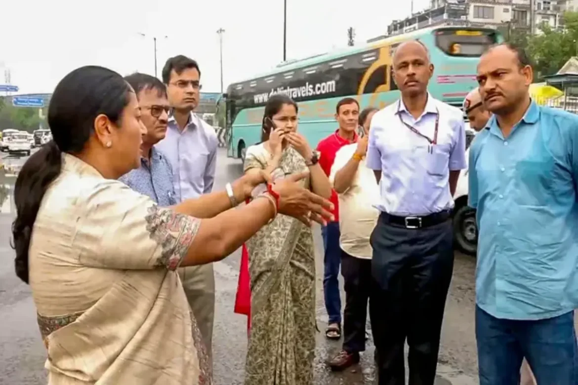 दिल्ली में भारी बारिश: सीएम रेखा गुप्ता ने किया निरीक्षण, PWD मंत्री का दावा- '30 मिनट में साफ हुआ पानी'