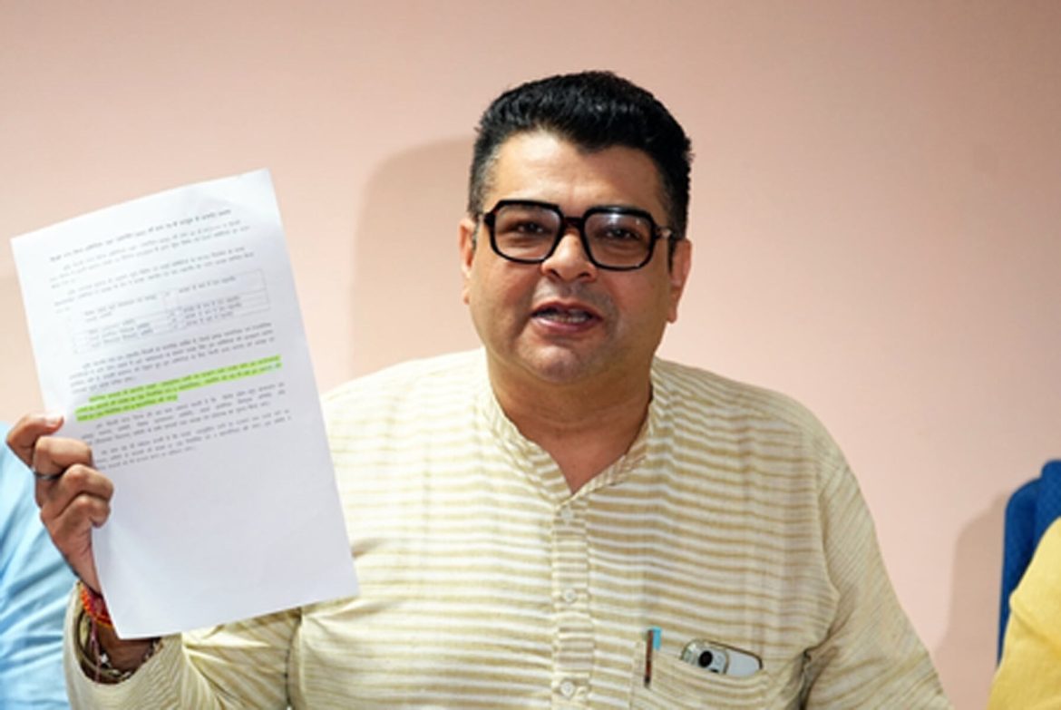 दिल्ली के सिविक सेंटर में 'कबाड़' बने करोड़ों के इलेक्ट्रिक वाहन: क्या बीजेपी के 'डबल इंजन' का यही है असली सच?