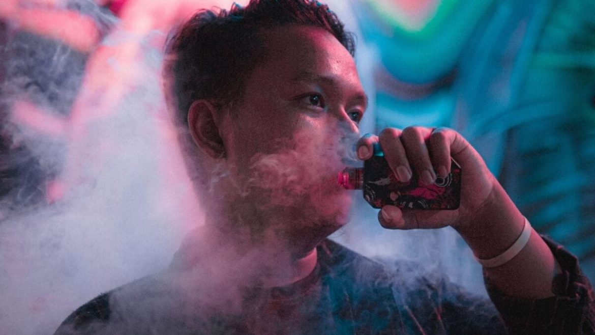 Vaping and Acne: क्या वेपिंग से चेहरे पर निकलते हैं मुंहासे? जानिए त्वचा की हीलिंग पर निकोटिन का असर