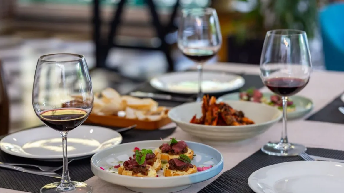 Delhi New Restaurants: दिल्ली में बदला रेस्टोरेंट कल्चर, अब स्वाद के साथ 'अनुभव और कहानियों' के दीवाने हुए लोग