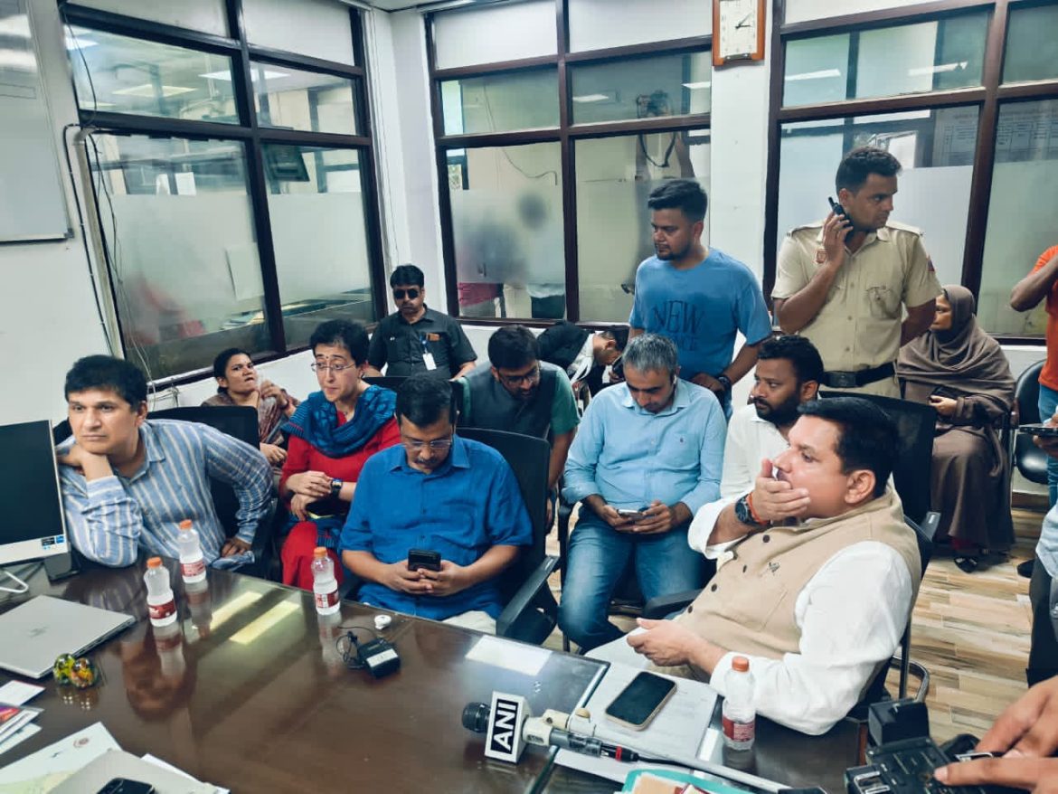 छात्रों की मदद के लिए मंदिर मार्ग थाने पहुंचे अरविंद केजरीवाल; लीगल टीम के साथ जारी किया हेल्पलाइन नंबर