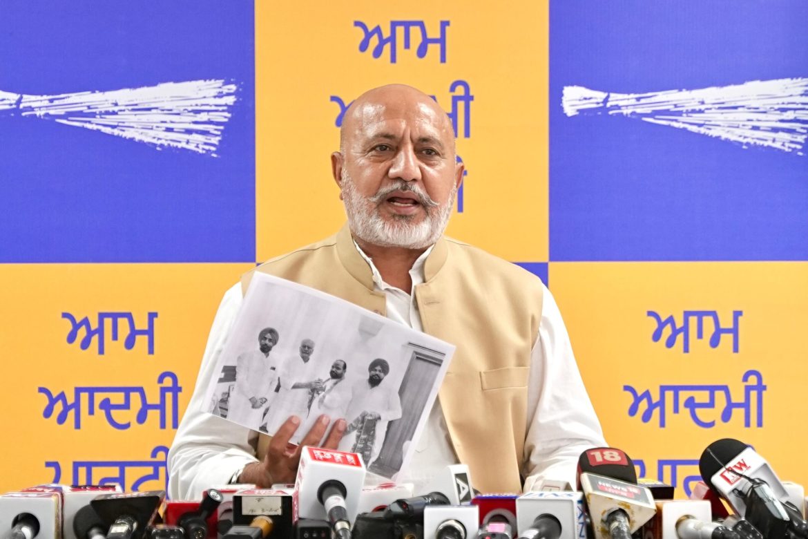 पंजाब में पीएम मोदी पर बरसे AAP नेता बलतेज पन्नू, कहा- 'झूठे आरोप लगाकर जवाबदेही से भाग रही है भाजपा'