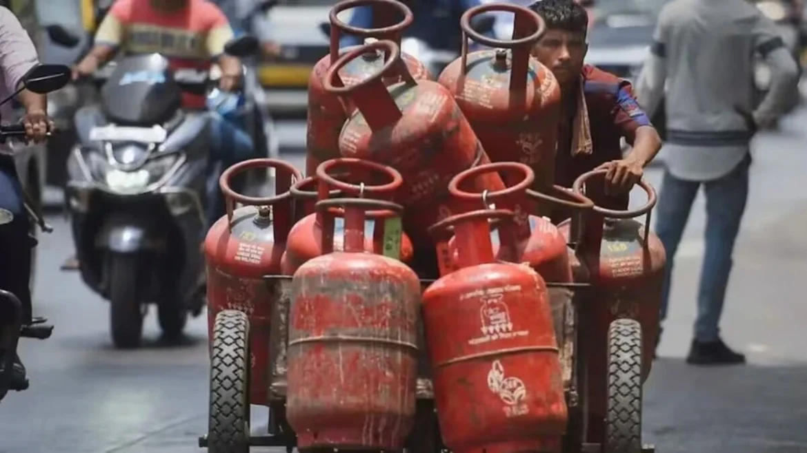 LPG Price Today: घरेलू गैस सिलेंडर के दाम स्थिर, जानें दिल्ली से पटना तक 14.2 किलो LPG सिलेंडर की कीमत