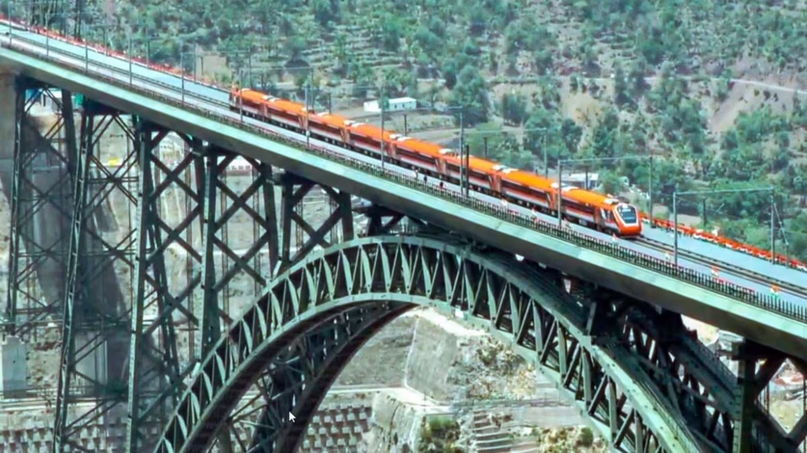 Jammu Kashmir News: बादलों के ऊपर दौड़ी Vande Bharat, Chenab Rail Bridge का मानसूनी नजारा वायरल