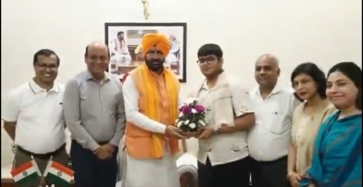NEET UG 2026 में देश में दूसरा स्थान हासिल करने वाले फरीदाबाद के पांशुल बंसल ने मुख्यमंत्री नायब सिंह सैनी से की मुलाकात