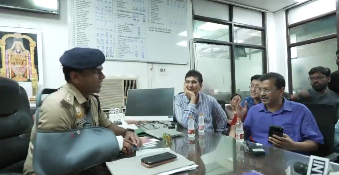 Arvind Kejriwal at Police Station: "यह सब मेरे बच्चे हैं, जब तक रिहा नहीं होंगे यहीं बैठूंगा..."; छात्रों को छुड़ाने देर रात थाने पहुंचे अरविंद केजरीवाल