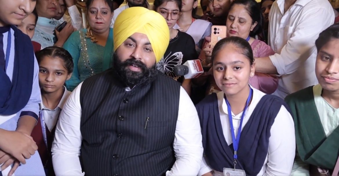 किया गया काम बोलता है': NEET पास करने वाले होनहारों से मिले शिक्षा मंत्री हरजोत सिंह बैंस, बोले—'ये छात्र ही हमारे असली मेडल हैं'