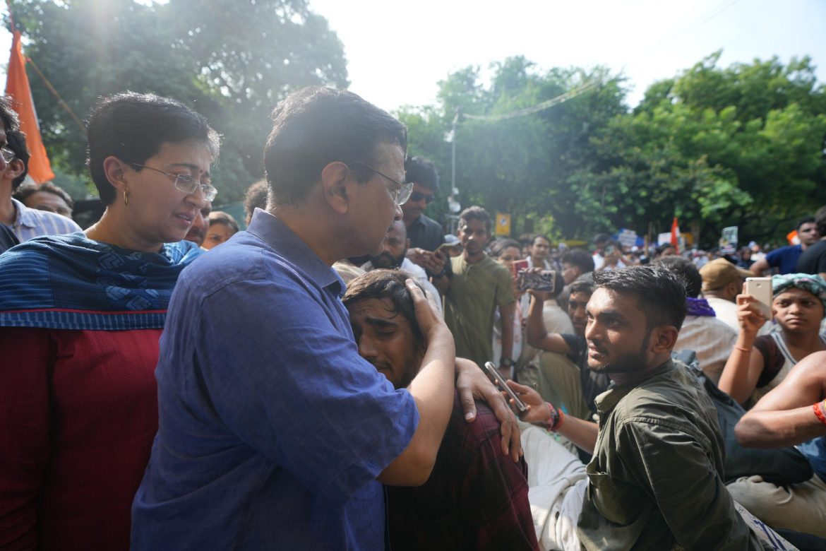 Jantar Mantar Student Protest: "तानाशाही के खिलाफ डटे हैं बच्चे..."; जंतर-मंतर पहुंचे अरविंद केजरीवाल का केंद्र पर बड़ा हमला